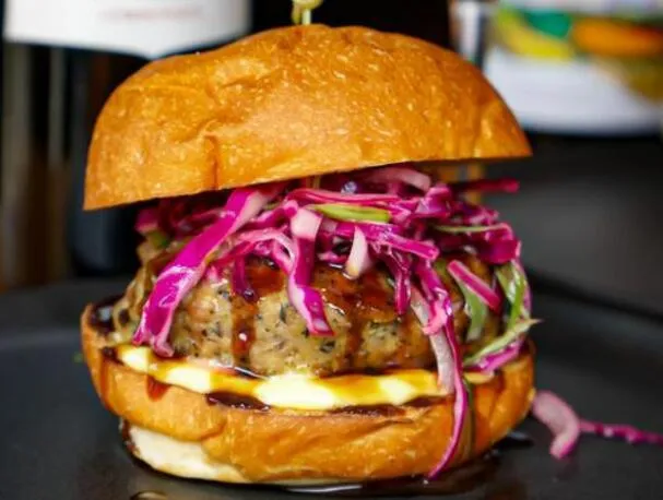 Kacsa burger shitake gombával és vörösboros demi-glace mártással