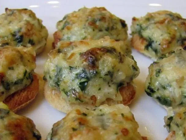 Könnyű hagymás sajtos korongok