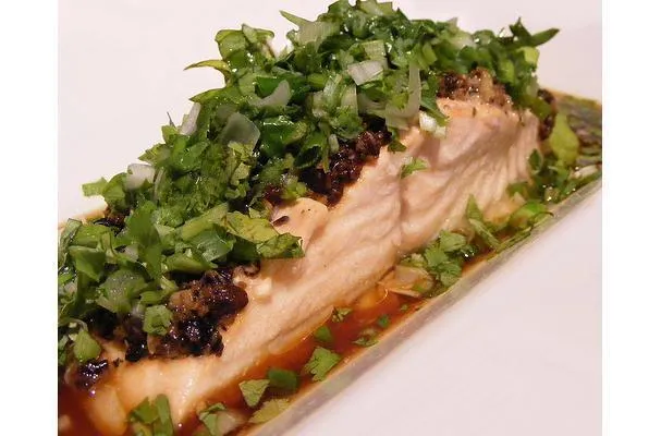 Friss lazacos saláta