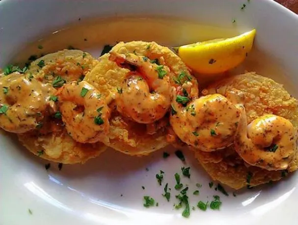 Sült zöld paradicsom és garnélarák csípős remuláddal