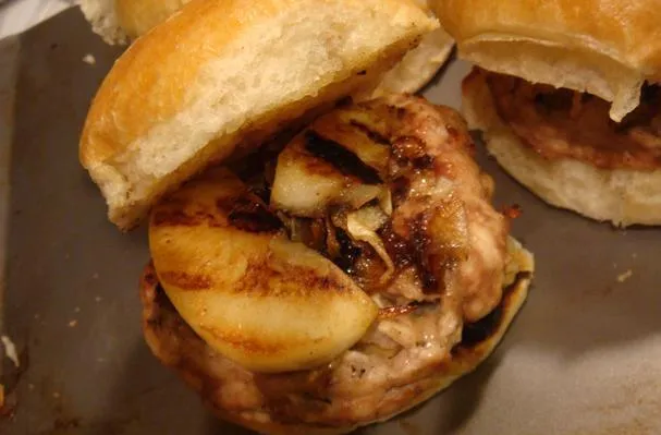 Sütött almás és brie pulykahusburgerek karamellizált hagymával