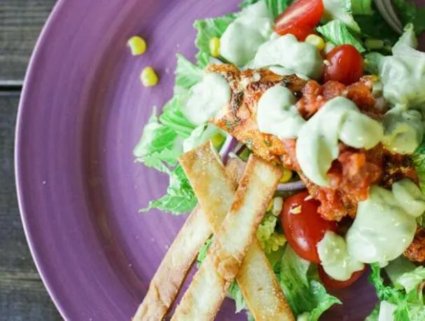 Egészséges és fűszeres halas taco saláta