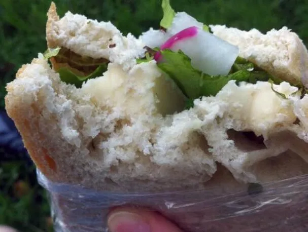 Gyógynövényes, brie sajtos és retek szendvics