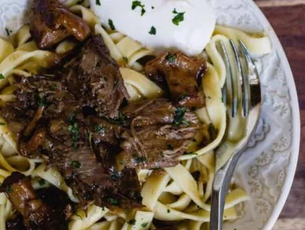 INSTANT POT FRANCIA HAGYMA MARHA STROGANOFF