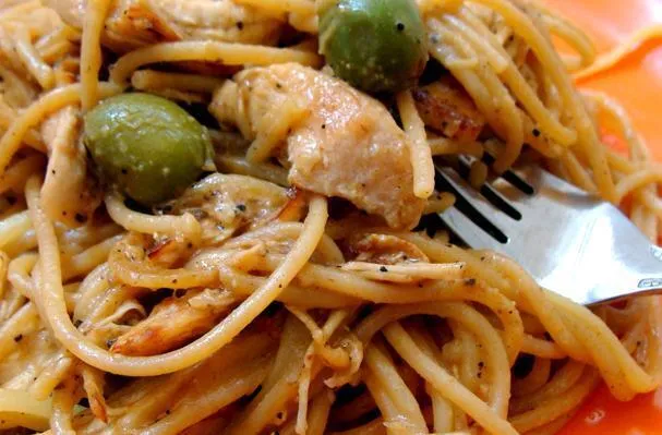 K spagetti aprított csirkével és olajbogyóval