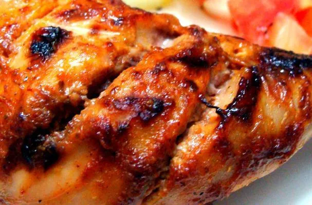 K különleges grillezett csirke paradicsomsalátával