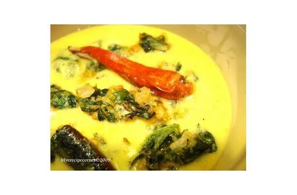 Észak-indiai Kadi Pakoda Besan curryben