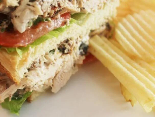 Füstszalonnás "sült" kreol pulykasaláta