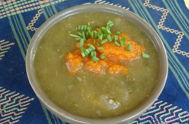 Sóska- és lestyánleves sárgarépa-menta pürével