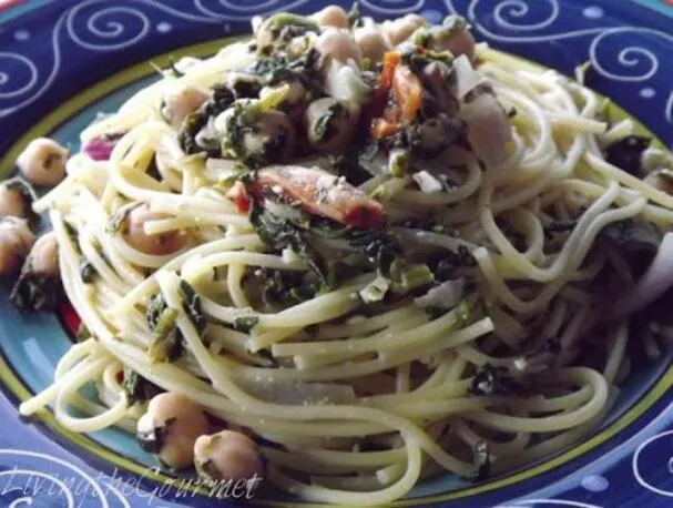 Spagetti csicseriborsóval és fetával