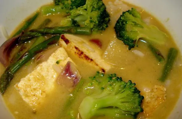 Thai zöld kókuszos curry tofával