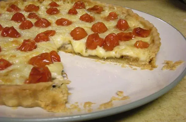 Paradicsom, fontina és karamellizált hagymás pite
