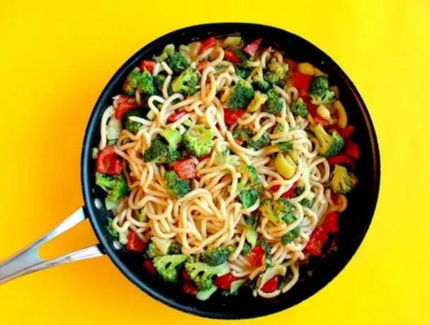 Udon tészta ízletes mogyoróvajas mártással