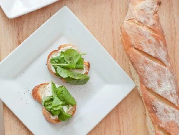 Felvert feta és rukkola crostini