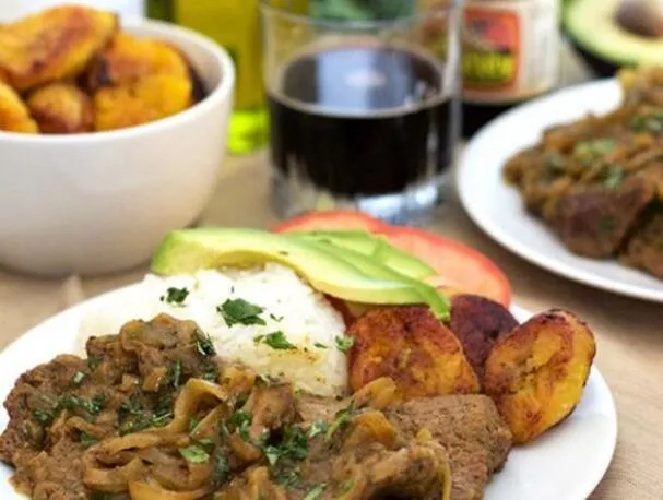 Bistec Encebollado (Steak hagymával)