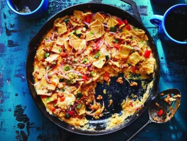 Tábori chilaquiles reggeli serpenyőben
