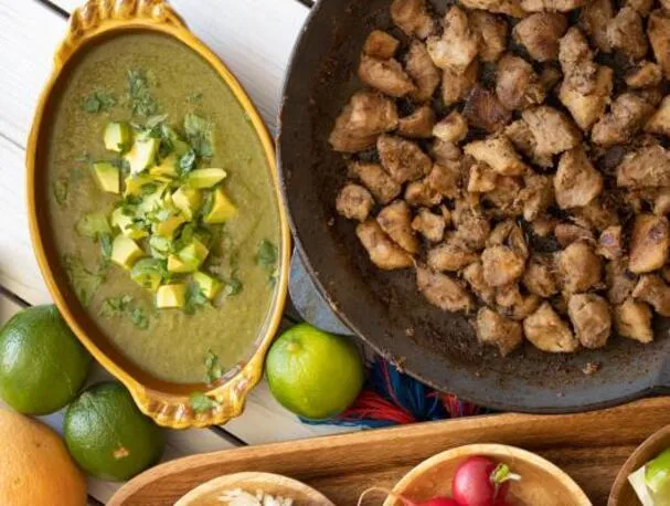 Carnitas taco tomatilloszósszal és avokádóval