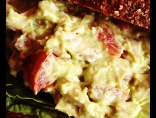 Csirkesaláta avokádóval, almás füstölt szalonnával és paradicsommal