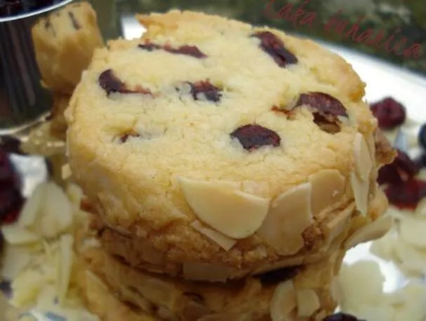 Mandulás-áfonyás linzer