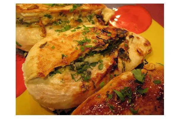 Korianderes és fokhagymás töltött csirkemell